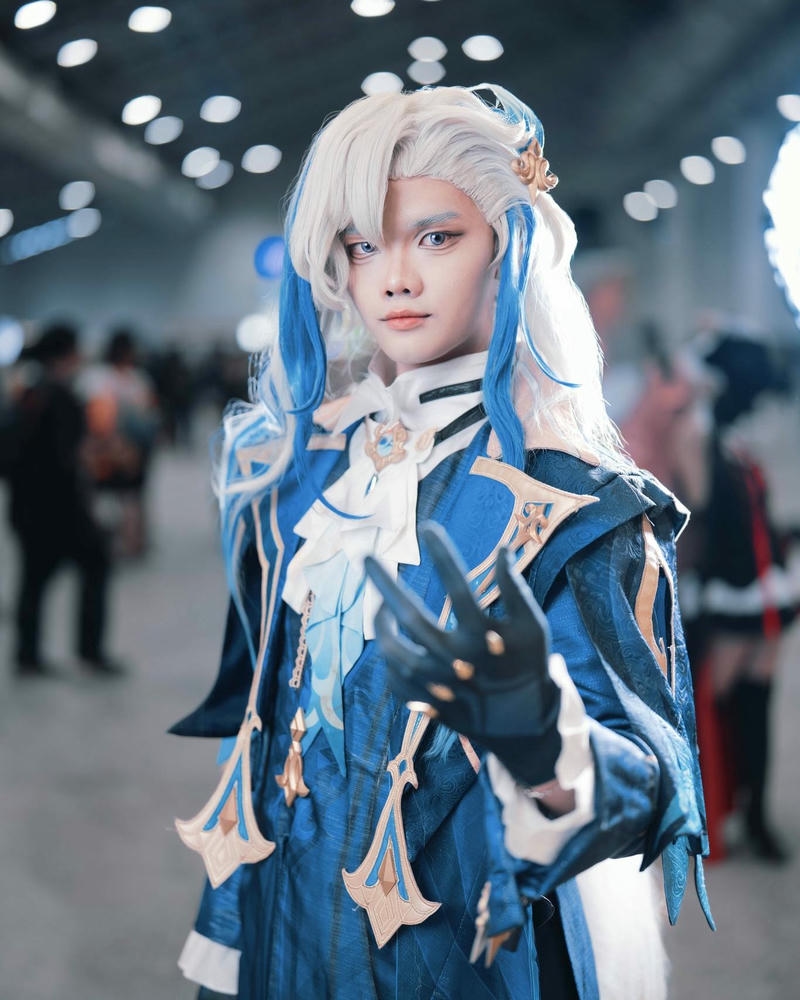 Cosplayer nữ tóc trắng trang phục chiến binh xanh mạnh mẽ