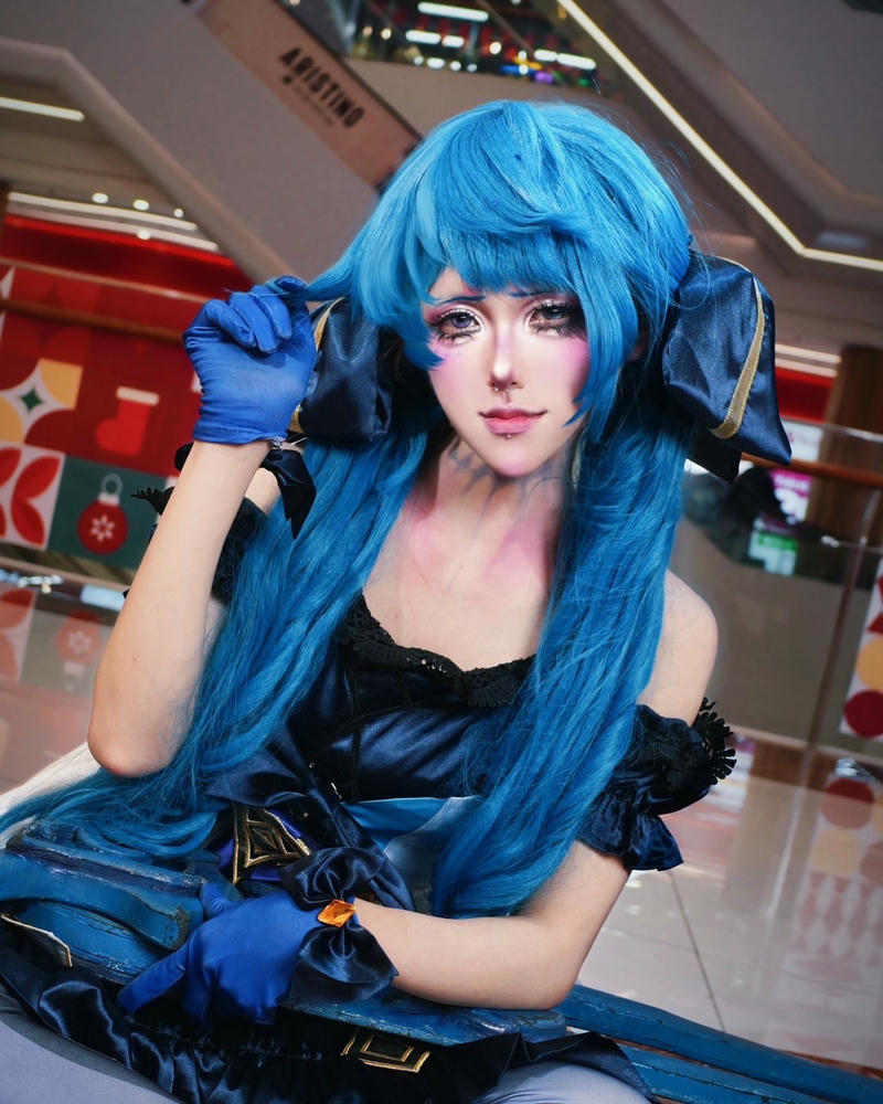 Hình ảnh cosplay nữ tóc xanh váy xanh dương đậm chất