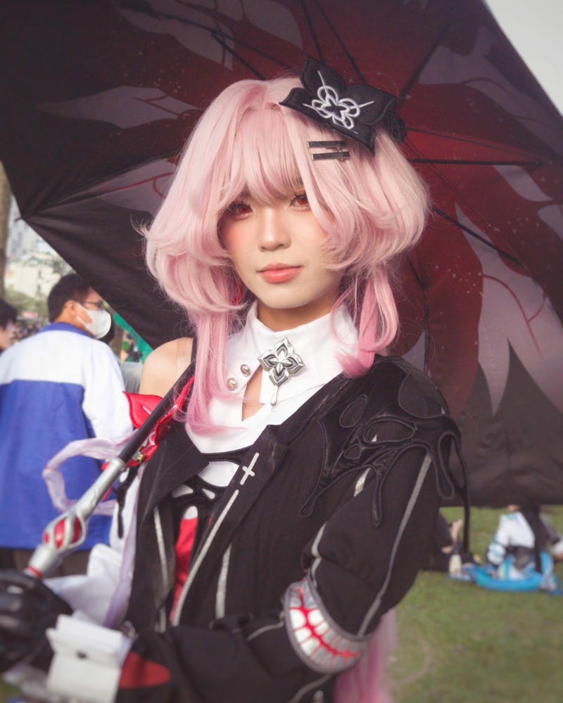 Cosplay anime nữ tóc hồng cầm ô trang phục hầu gái
