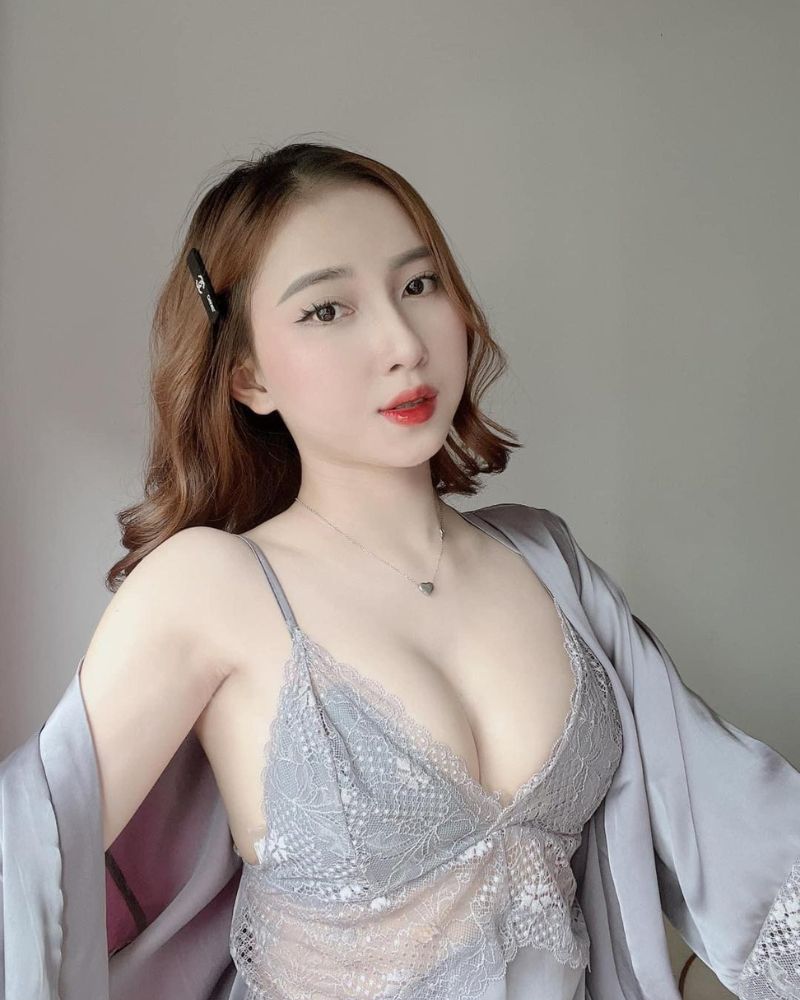 Gái xinh cởi áo khoe ngực đẹp