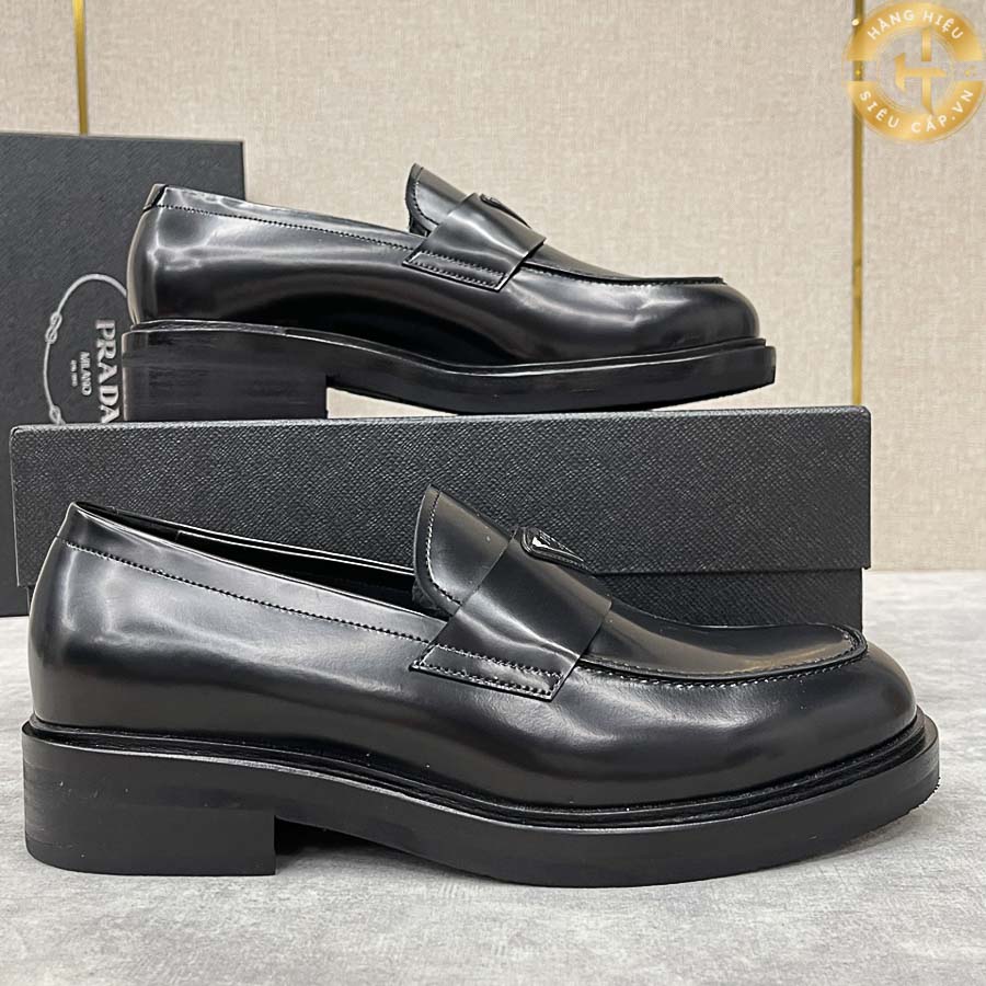 Hãy sử dụng Shoe Trees hoặc vật liệu nhồi giữ form