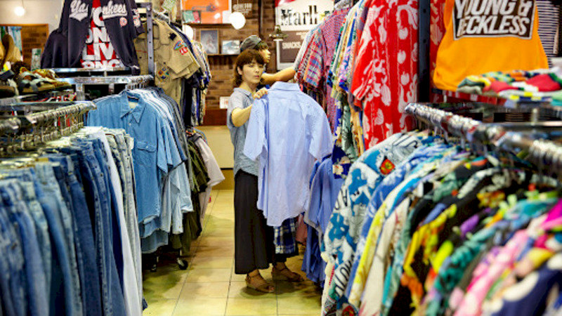 Bạn nên đến các chợ đầu mối hàng si tham khảo giá để mua được giá tốt