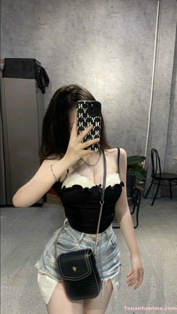 Hình gái xinh che mặt điện thoại