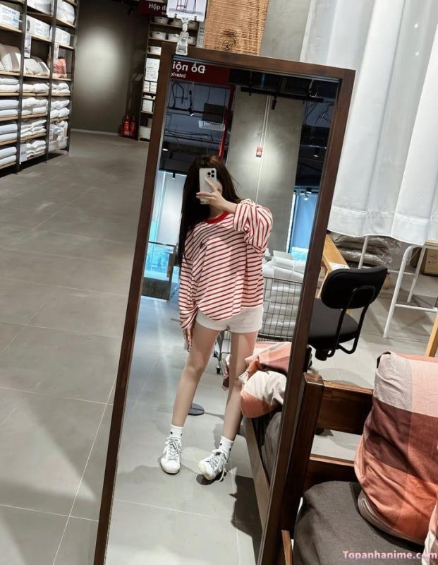 137+ Ảnh gái xinh che mặt bằng điện thoại có vòng 1 căng đét