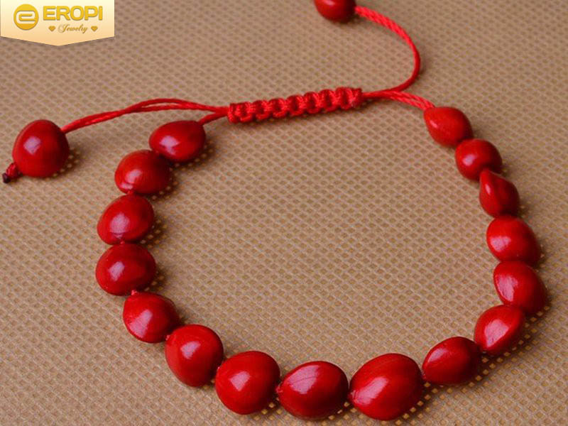Vòng tay hồng đậu mang thông điệp của tình yêu.