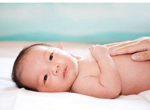 Sử dụng kem dưỡng ẩm cho trẻ