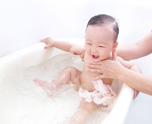 Em bé chỉ cần tằm 3 lần mỗi tuần