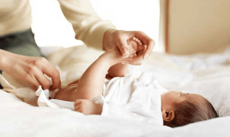 Sau mỗi lần thay tã cho bé nên sử dụng kem dưỡng ẩm