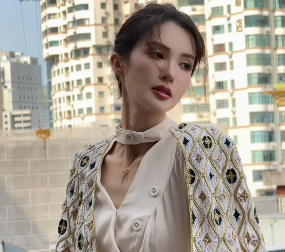 Kim Thần trong các hoạt động gần đây, gương mặt xô lệch vì phẫu thuật thẩm mỹ