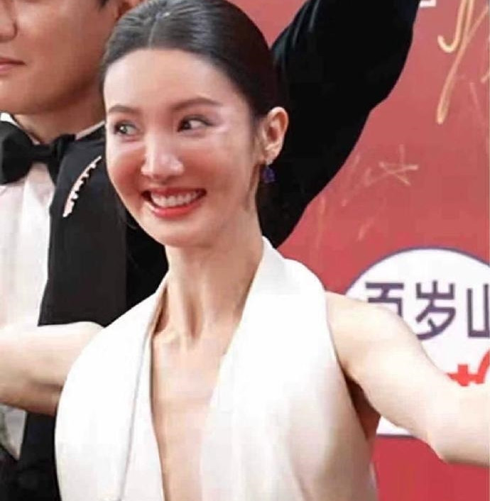 Hình ảnh sang trọng thời thượng mà phía Kim Thần đăng tải.