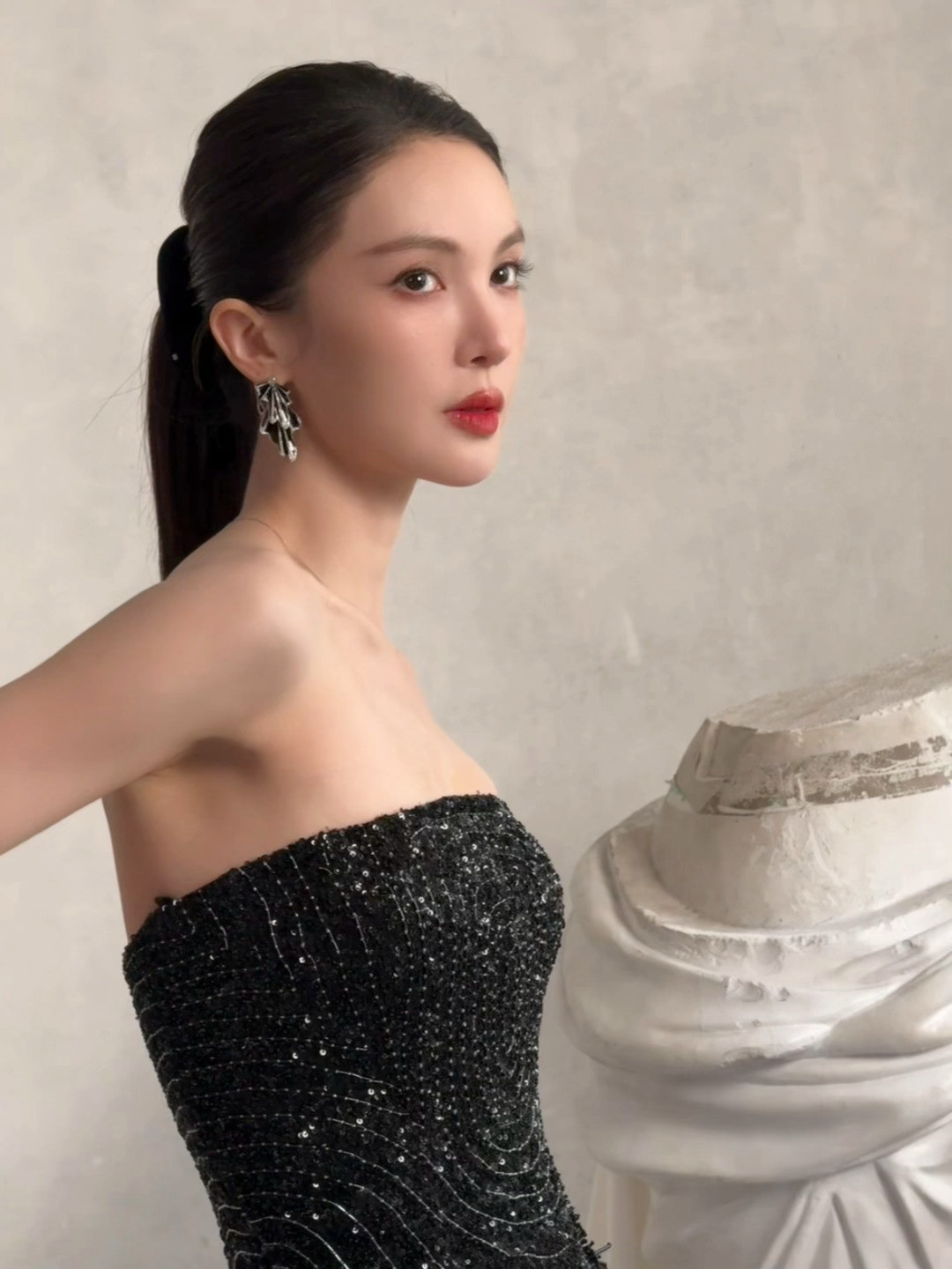 Chính vì gương mặt thiếu tự nhiên, Kim Thần bị chê khi đóng siêu phẩm cổ trang Khánh dư niên 2.