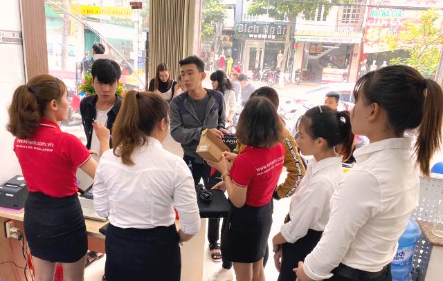 Hàng ngày khách hàng có thể đem máy tính của mình đến cửa hàng để cài win và vệ sinh laptop miễn phí bất cứ lúc nào