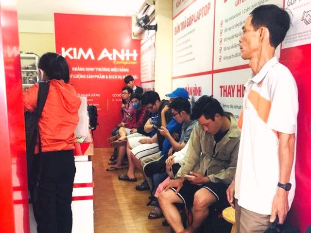 Khách hàng đến chờ sửa và lấy máy
