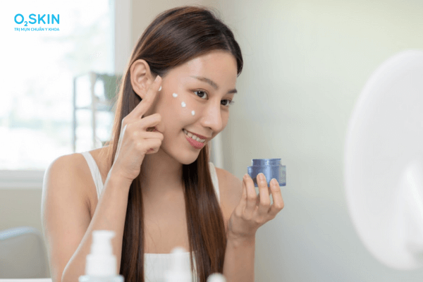 Thoa kem dưỡng ẩm sau chườm đá lên mặt