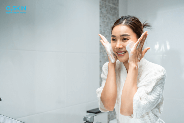 Rửa mặt sau chườm đá lên mặt