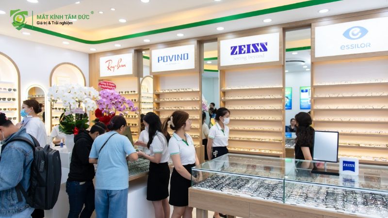 Nhân viên tại Mắt Kính Tâm Đức tư vấn khách hàng