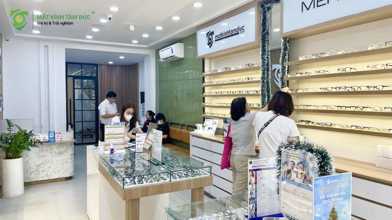 Khách hàng xếp hàng đo mắt tại Tâm Đức