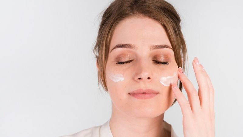 Sau sinh 1 tháng dùng kem dưỡng da được không? Những điều mẹ cần biết 2