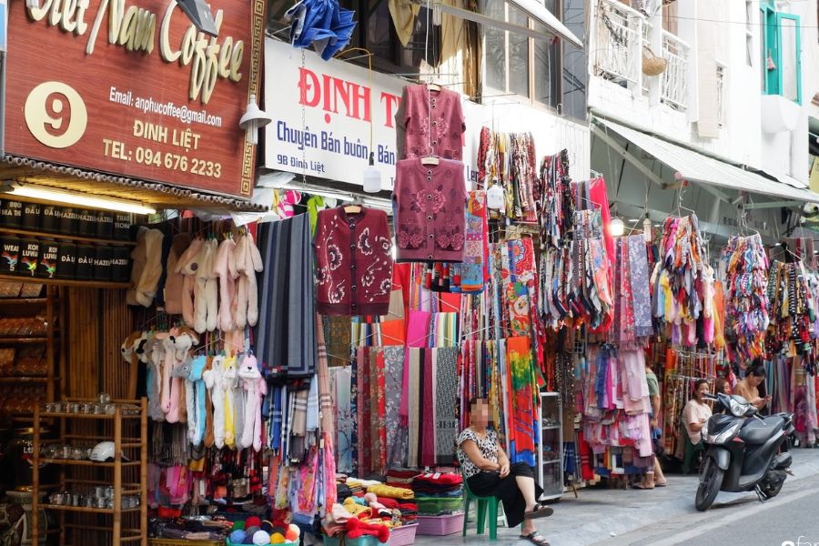 Phố Đinh Liệt - Địa chỉ bán khăn quàng cổ Hà Nội 