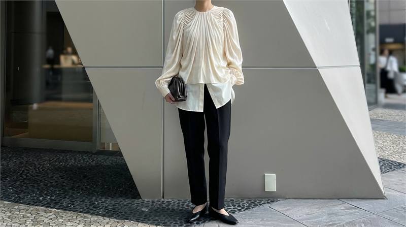 Áo sơ mi oversize có cấu trúc, vai đứng, chất vải dày vừa giúp tạo phom dáng phóng khoáng, che khuyết điểm hiệu quả, phù hợp mọi vóc dáng mà vẫn chỉn chu.