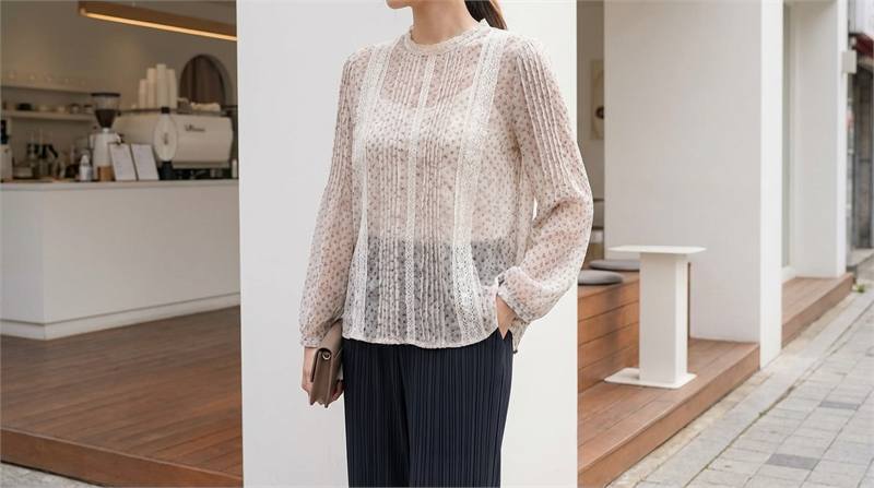Áo sơ mi họa tiết hoa nhí trang nhã trên nền trung tính, phong cách nữ tính đến vintage, dễ phối đồ.