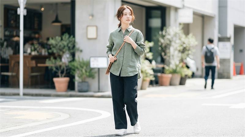Chất liệu trang phục quá mỏng, bóng nhân tạo hoặc nhăn nhàu sẽ khiến vẻ ngoài thiếu chuyên nghiệp và kém chất lượng.