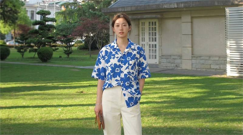 Phối đồ sai cách: quá nhiều họa tiết và phụ kiện khiến tổng thể rườm rà, mất đi vẻ thanh lịch, sang trọng.