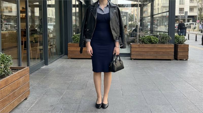 Áo sơ mi caro nhỏ (gingham) thanh lịch, trẻ trung, ngọt ngào cho dạo phố hoặc phong cách preppy. Phối cùng quần/váy trơn màu.
