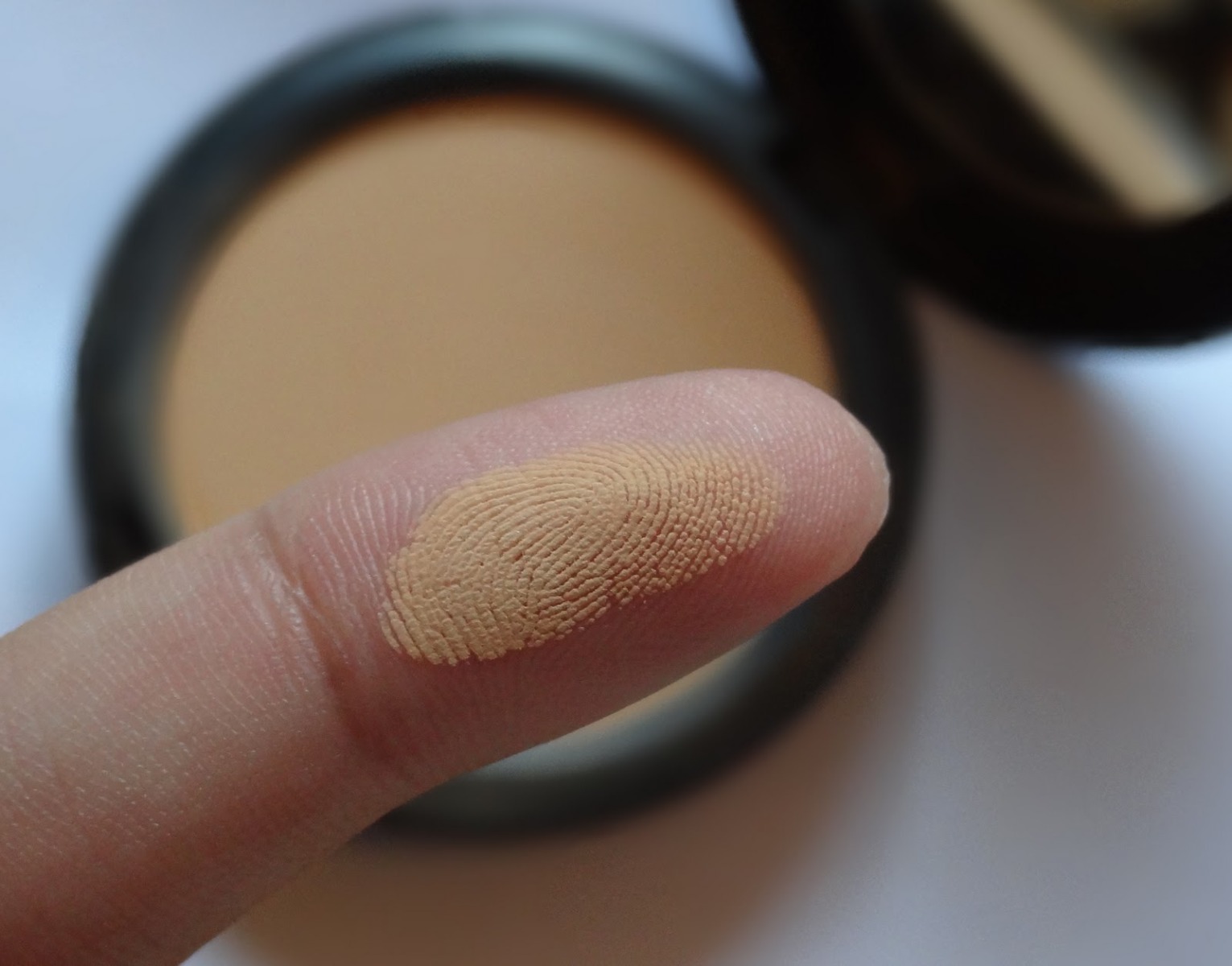 Phấn phủ dạng nén trang điểm MAC Studio Fix Powder Plus Foundation 15g