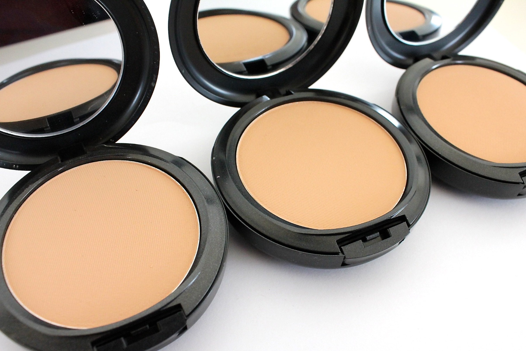 Phấn phủ dạng nén trang điểm MAC Studio Fix Powder Plus Foundation 15g