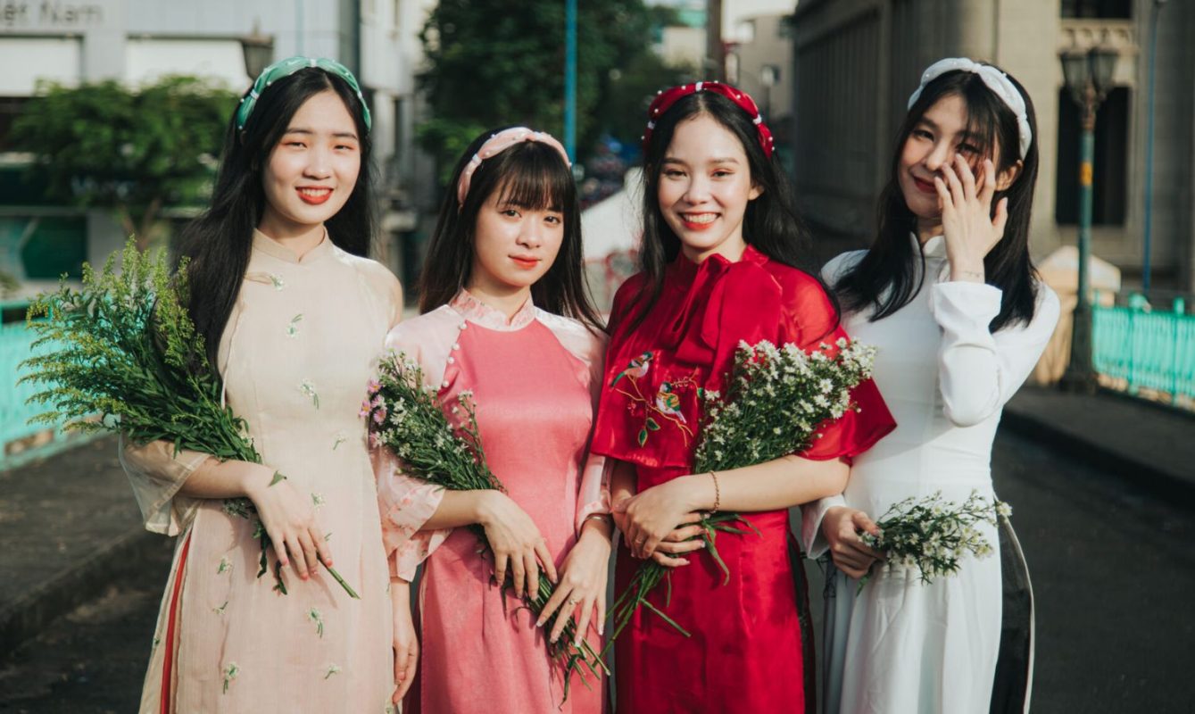 13+ cách tạo dáng chụp ảnh áo dài nhóm đơn giản dễ thực hiện