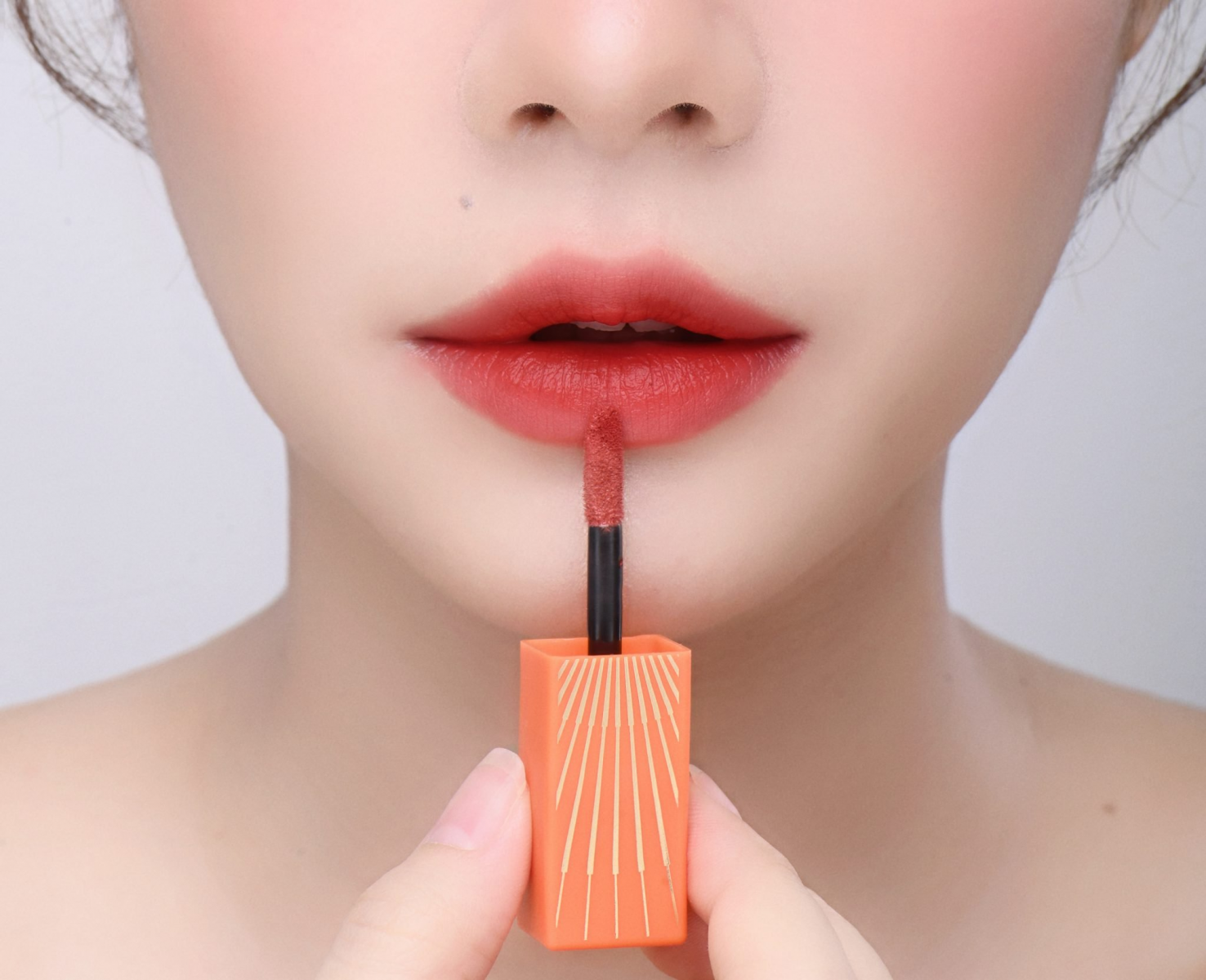 Son môi là món quà hầu hết mọi chị em đều yêu thích
