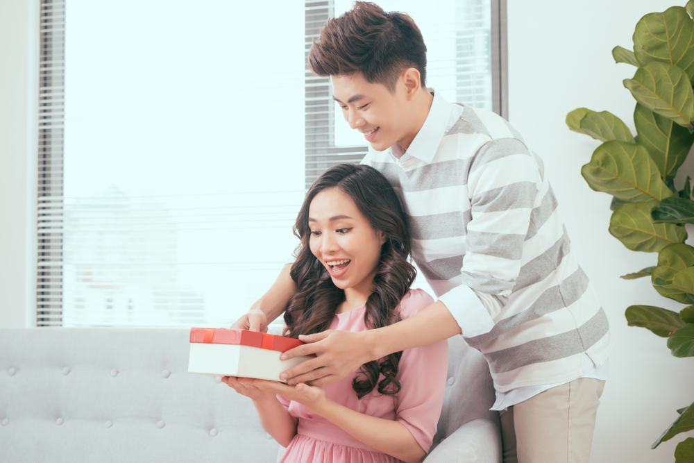 Tặng quà 8/3 là cách để hâm nóng mối quan hệ