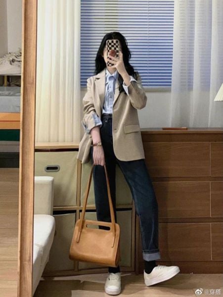 Outfit đi đám cưới cho nữ - Áo blazer + quần jeans xanh đậm