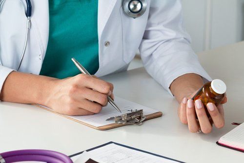 Người bệnh parkinson có thể sử dụng thuốc điều trị theo đơn của bác sĩ