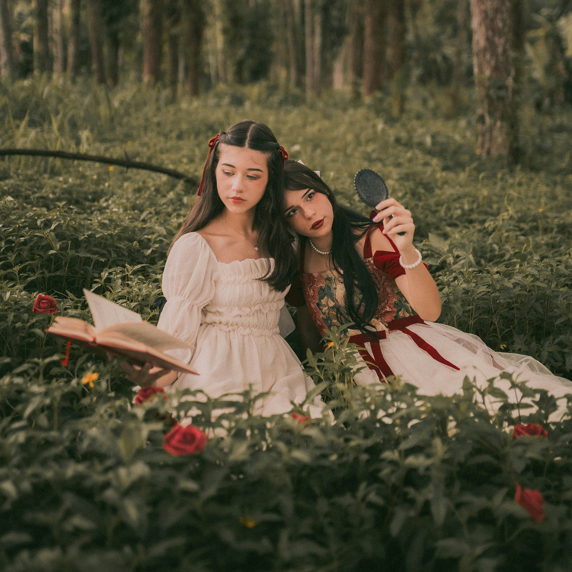 hai cô gái đang soi gương và đọc sách