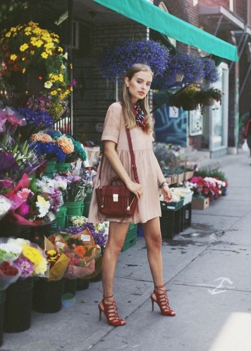 Màu Taupe phối với màu burgundy