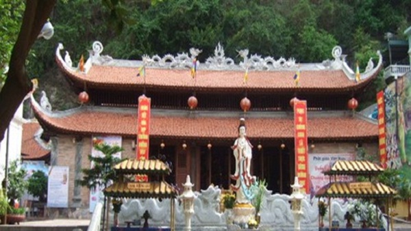 Long Tien Pagoda, the largest pagoda in Ha Long city, Viet Nam