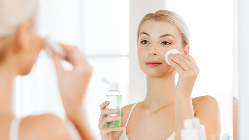 Dùng toner sau bước làm sạch da để lấy hết bụi bẩn còn sót lại trên da
