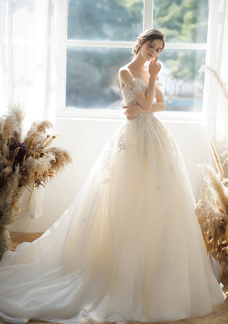 áo cưới màu trắng tự nhiên