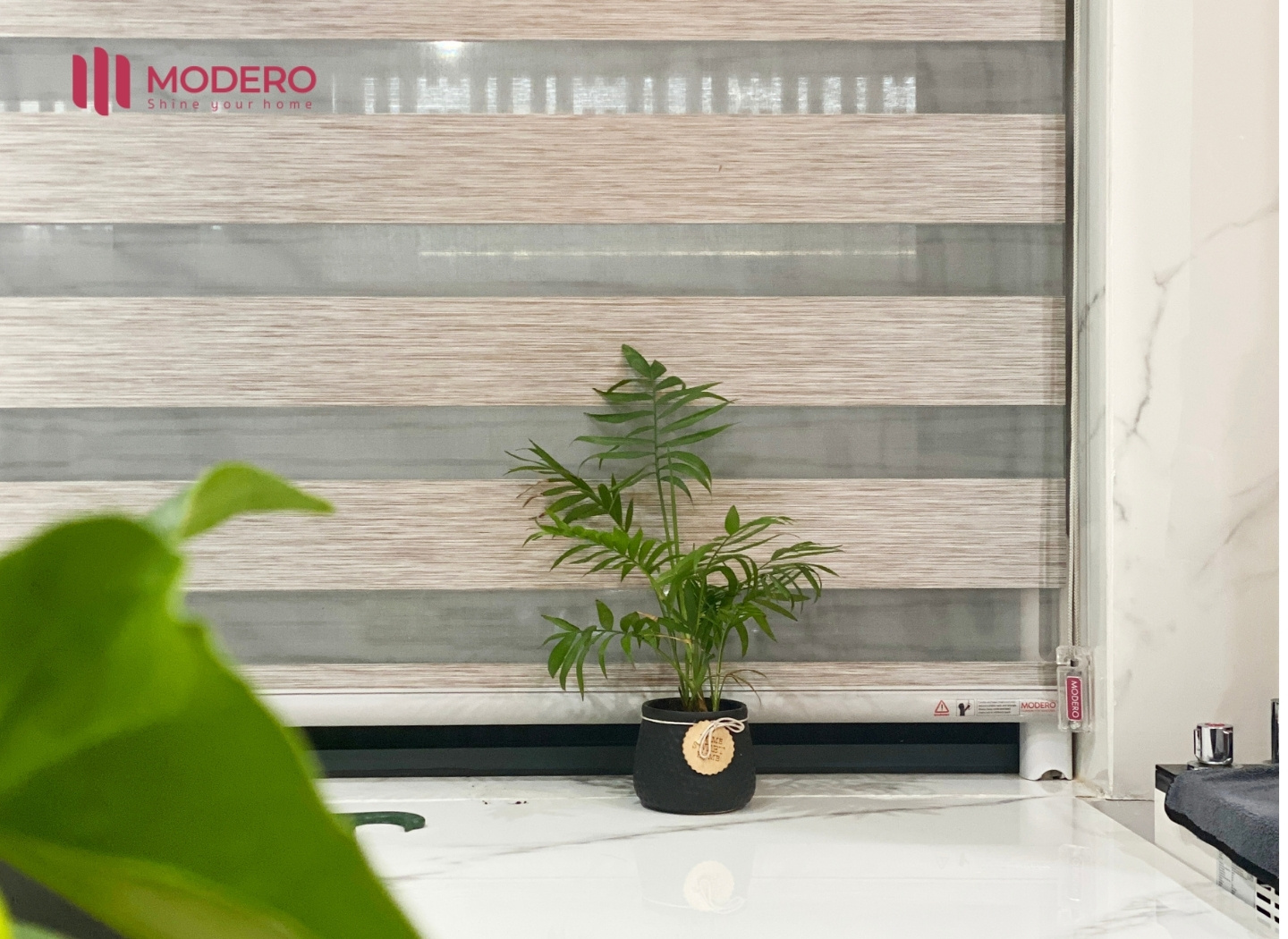 Cấu trúc độc đáo của rèm cầu vồng cho phép người dùng dễ dàng thay đổi góc chắn của các dải vải, tạo ra hiệu ứng đan xen ánh sáng và bóng tối