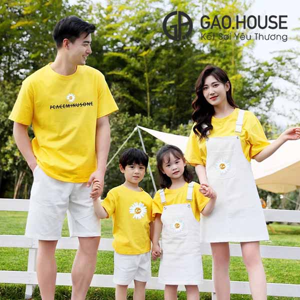 Áo gia đình cổ tròn màu vàng phối váy yếm kaki