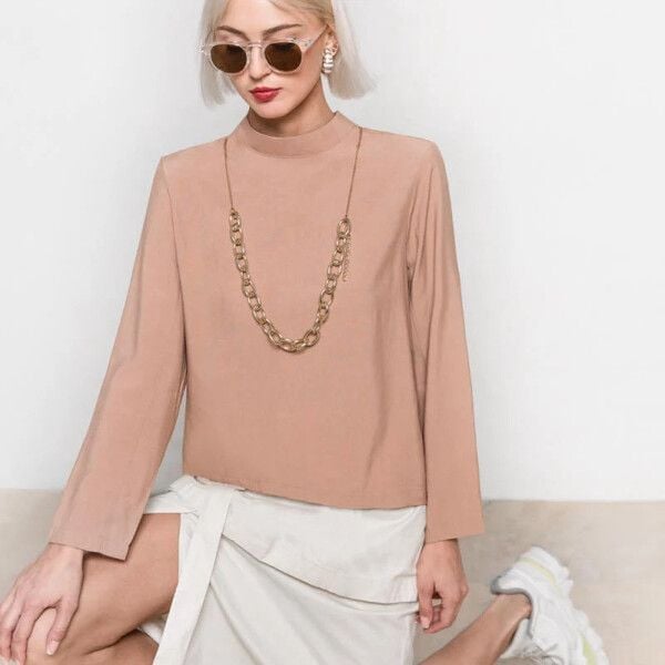 Màu hồng cam với váy trắng là sự lựa chọn hoàn hảo