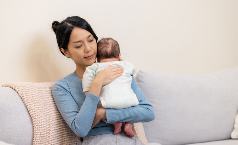 Bện hơi là gì? Nguyên nhân và giải pháp khi trẻ bện hơi mẹ quá mức