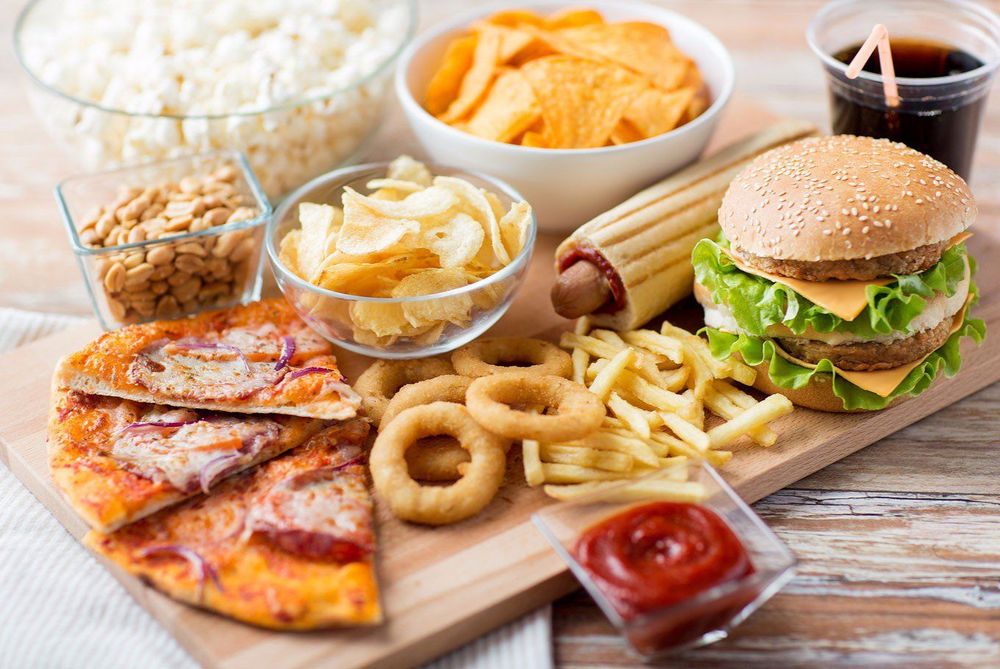 Người bị mụn nên hạn chế ăn đồ ăn công nghiệp