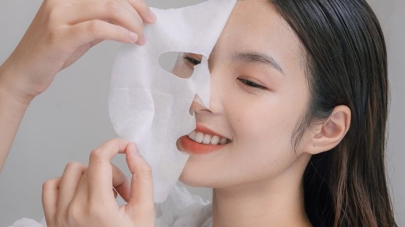 Tẩy trang, làm sạch da trước khi đắp mặt nạ giấy