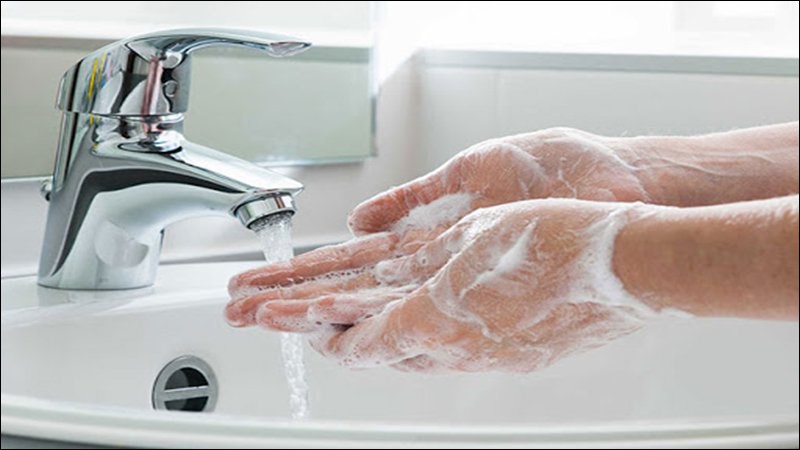 Rửa tay trước khi đắp mặt nạ để tránh vi khuẩn gây mụn