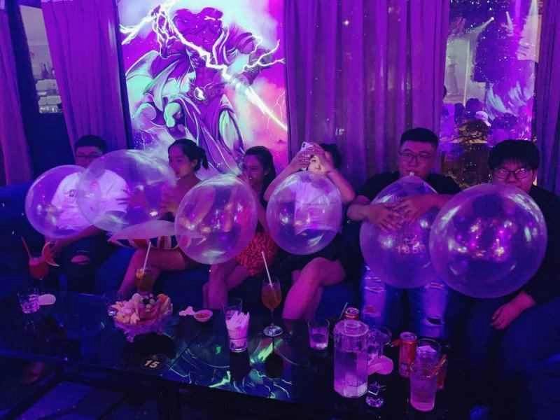 Bản chất của bóng cười là mang theo loại khí gây cười