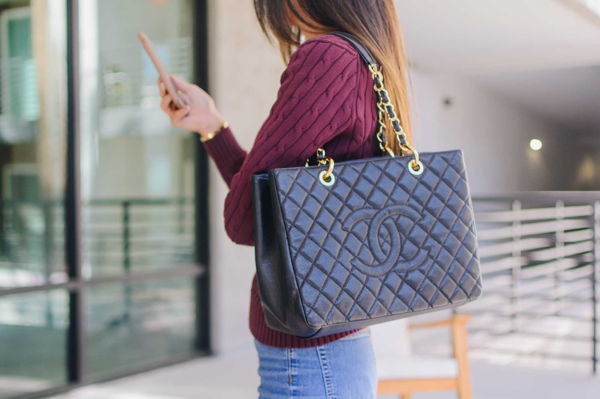 Arizona blogger Demi Bang reviewing the Grand Shopping Tote.