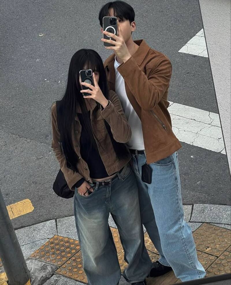 Tạo dáng chụp ảnh couple giấu mặt giống nhau